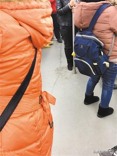 孩子车厢里尿尿 妈妈竟夸流得远