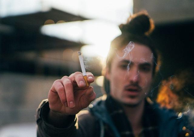 有宝宝的家庭请不要抽烟，二手烟对孩子的“伤害”比你想象的大