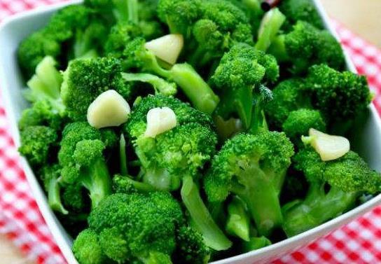 宝宝缺钙影响身体发育,多吃2种菜,多做1件事,补钙快易吸收