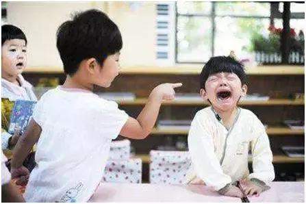 经常打人的娃，怎么样做才不会成为“熊孩子”？