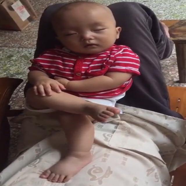 一岁萌宝睡着了，也不忘保持着“大哥范”，网友：妈妈要笑翻天了