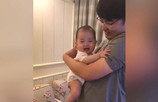 爸爸带孩子，放下就哭，抱起来之后就变脸，妈妈：真是个小人精
