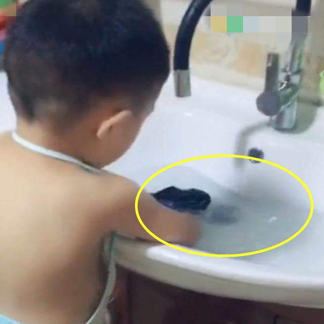 三岁儿子帮爸爸洗袜子，接下来爷俩对话太逗了，网友：满满的嫌弃