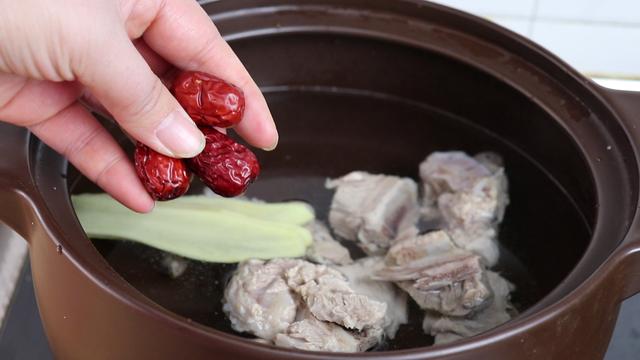 家里有需要补钙的，教你一款汤，营养补钙，孩子天天吵着喝！