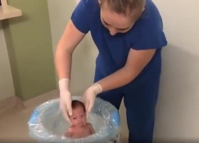 把刚出生宝宝放入水中，他还以为在妈妈肚子里，接下来动作萌翻了