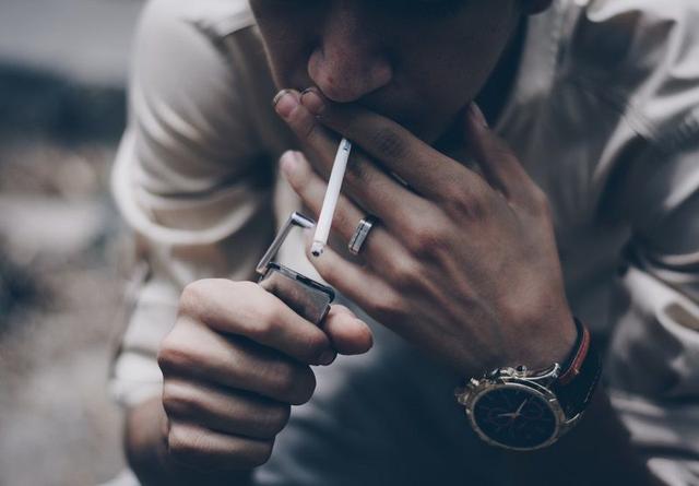 有宝宝的家庭请不要抽烟，二手烟对孩子的“伤害”比你想象的大