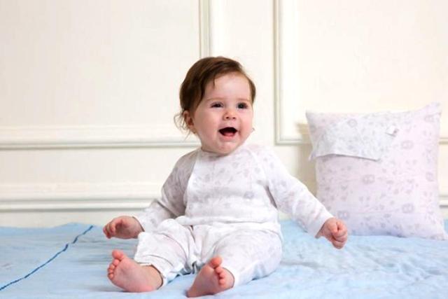 “小猪宝宝”快要出生了，新手爸妈准备衣物要重安全性