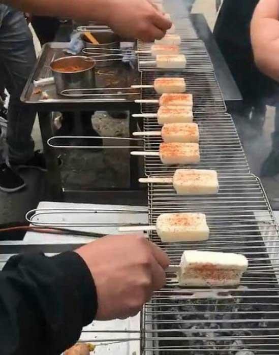 你脸上的粉吹我眼睛里了，我眼睛都睁不开！