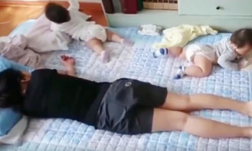 双胞胎宝宝趁着妈妈睡着后开始捣乱，还好宝爸发现及时