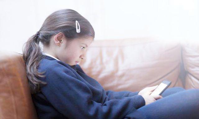 爱玩手机的孩子会怎样，家长、老师、孩子看法不一，答案在这呢