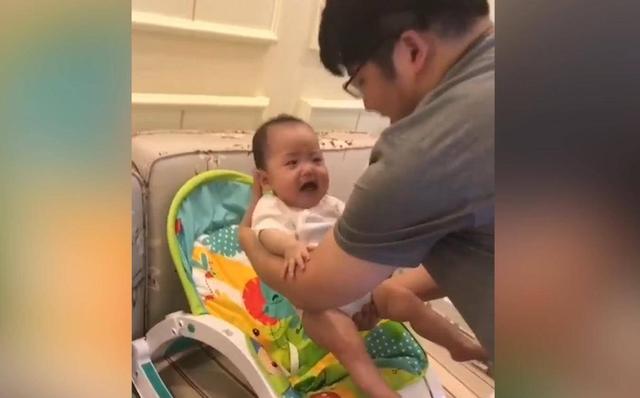 爸爸带孩子，放下就哭，抱起来之后就变脸，妈妈：真是个小人精