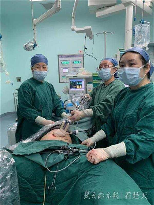 19岁少女腹大如“足月孕妇”，医生妙手取出巨大包块