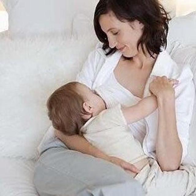 格格：喂母乳的时候遇到堵奶怎么办？月嫂来给你支招，错不了