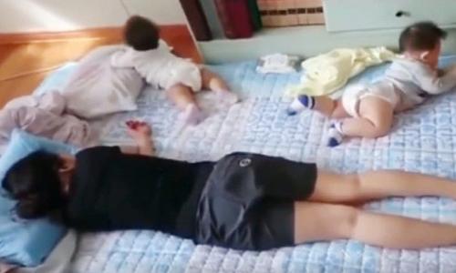 双胞胎宝宝趁着妈妈睡着后开始捣乱，还好宝爸发现及时