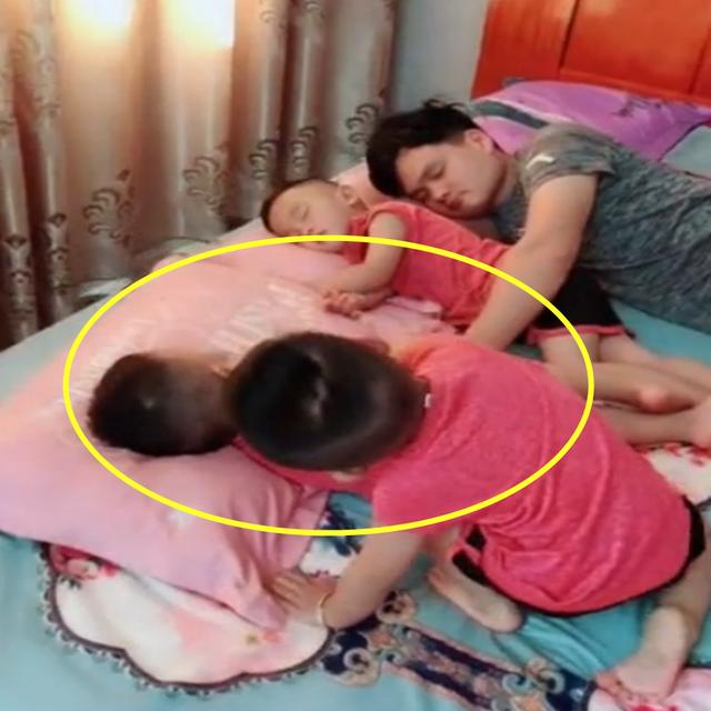 爸爸哄三胞胎儿子午睡，接下来弟弟熊孩子附体，网友：心疼哥哥