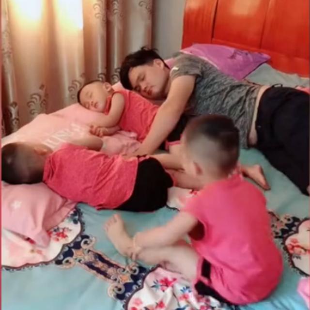 爸爸哄三胞胎儿子午睡，接下来弟弟熊孩子附体，网友：心疼哥哥