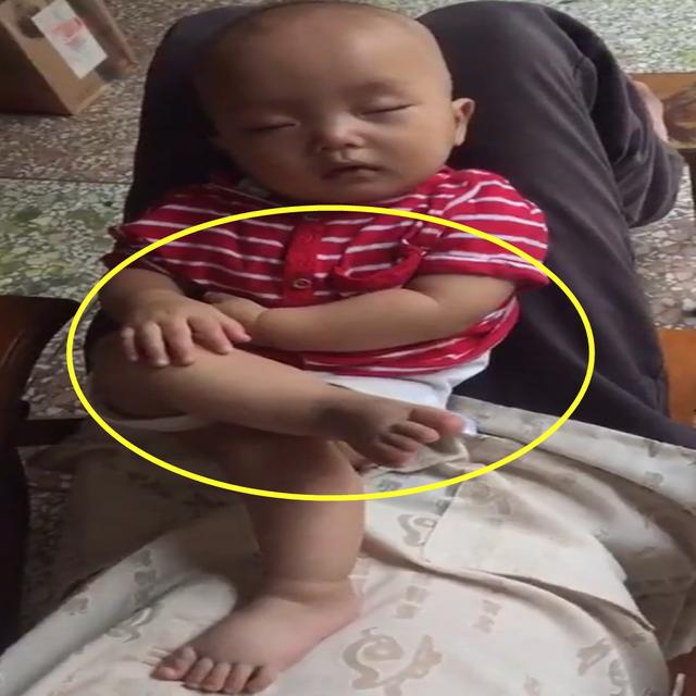 一岁萌宝睡着了，也不忘保持着“大哥范”，网友：妈妈要笑翻天了