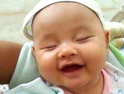 半岁宝宝时常在梦中大笑，奶奶察觉不对劲，检查后宝妈瘫坐在地上