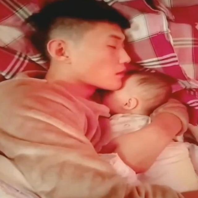 爸爸哄女儿睡觉好暖心，妈妈看到这一幕，忍不住要吃醋了