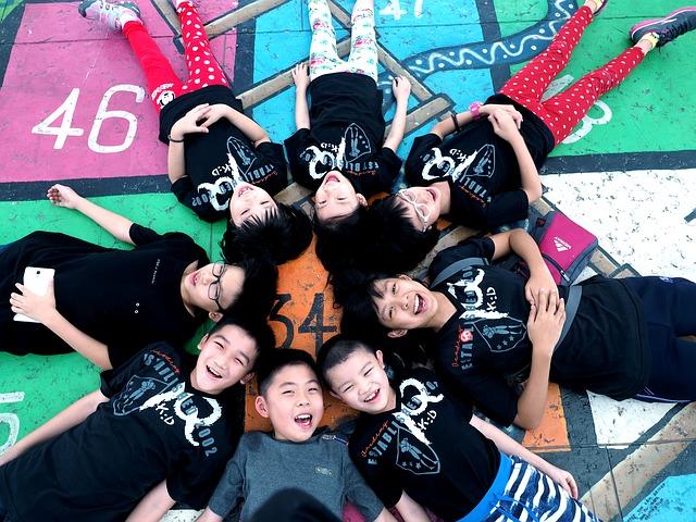 格格：爸爸穿着脏污工作服，参加幼儿园家长会被偷拍，你怎么看？