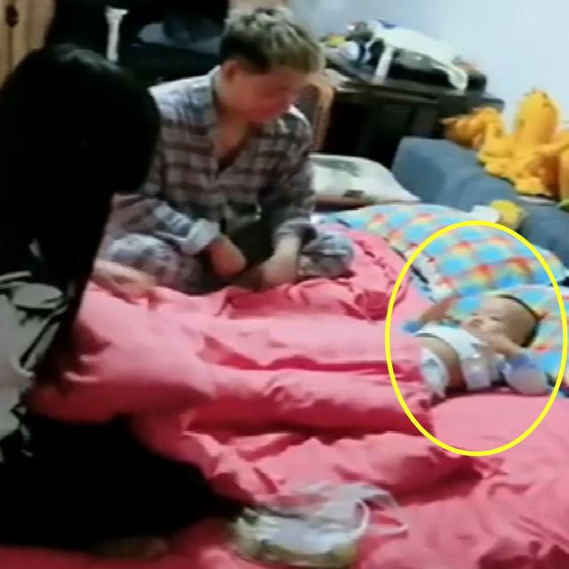 小宝宝赖在舅舅舅妈的床上不走,这一幕,让众人哭笑不得