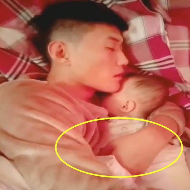 爸爸哄女儿睡觉好暖心，妈妈看到这一幕，忍不住要吃醋了