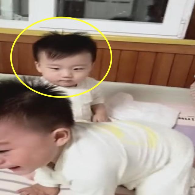 双胞胎哥哥大哭,接下来弟弟的反应超暖心,网友:看着让人感动