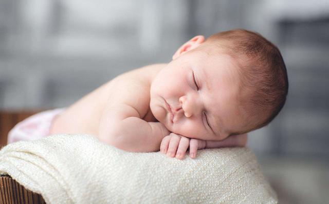 爸爸带儿子去打针,儿子打算用糖果贿赂护士,结果却让人哭笑不得