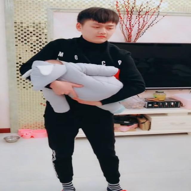 爸爸哄娃半个小时以为睡着了,妈妈走近一看,忍不住笑出声来