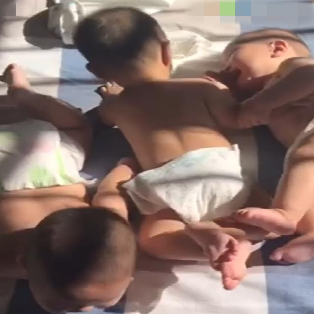 三胞胎宝宝一起晒太阳,像三只小肉虫一样,网友:太萌太可爱了