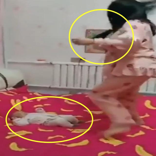 爸爸下班听到卧室有声音,推开门一看,想要给宝宝换个妈