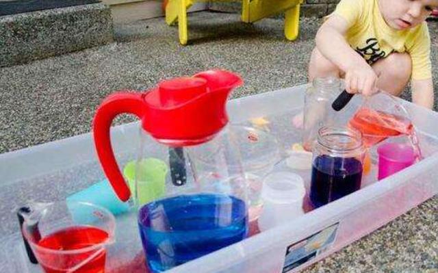 刚开始以为宝宝只是模仿大人在刷马桶,凑近一看,妈妈立即很崩溃