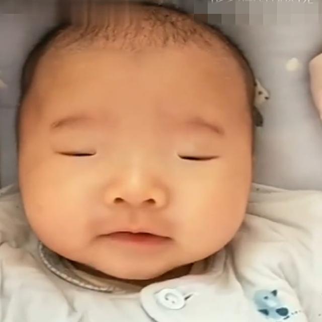 三个月宝宝眼睛很小，妈妈分不清眼睛是否睁开，医生的话太搞笑