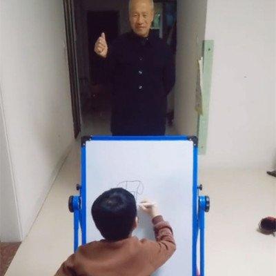 爷爷充当模特站了半天，没想到孙子画成这样，一旁的奶奶笑弯了腰