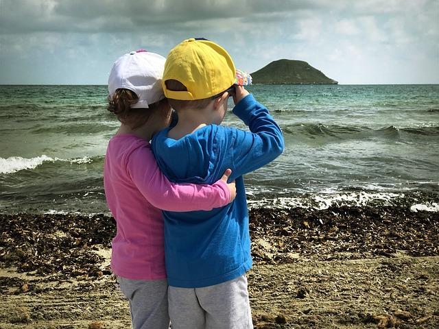 萌宝幽默时刻：第一次下海的宝宝无比开心，却被海浪给吓得快跑！