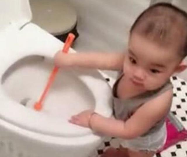 刚开始以为宝宝只是模仿大人在刷马桶,凑近一看,妈妈立即很崩溃