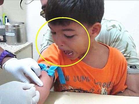 爸爸带儿子去打针,儿子打算用糖果贿赂护士,结果却让人哭笑不得