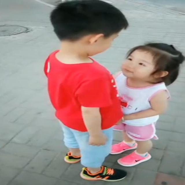 妹妹撒娇要哥哥背，哥哥蹲下后的动作好暖心，网友：别人家的哥哥
