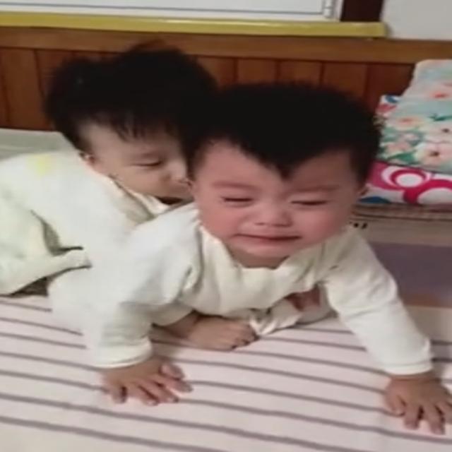 双胞胎哥哥大哭,接下来弟弟的反应超暖心,网友:看着让人感动