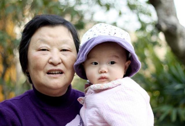 老人是帮你带孩子还是管孩子，就看四件事，娃交到你手里很不一样