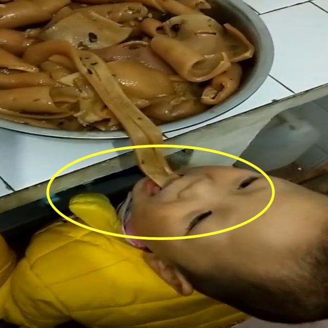 妈妈回房间孩子不见了，到厨房一看，这情景让她忍不住笑