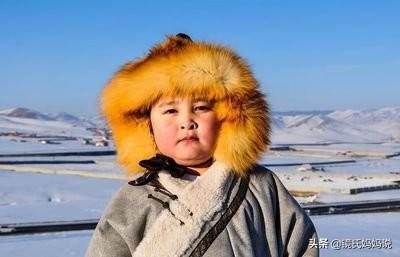 一个让北方人看不懂带娃习惯：南方人往宝宝背后塞毛巾！