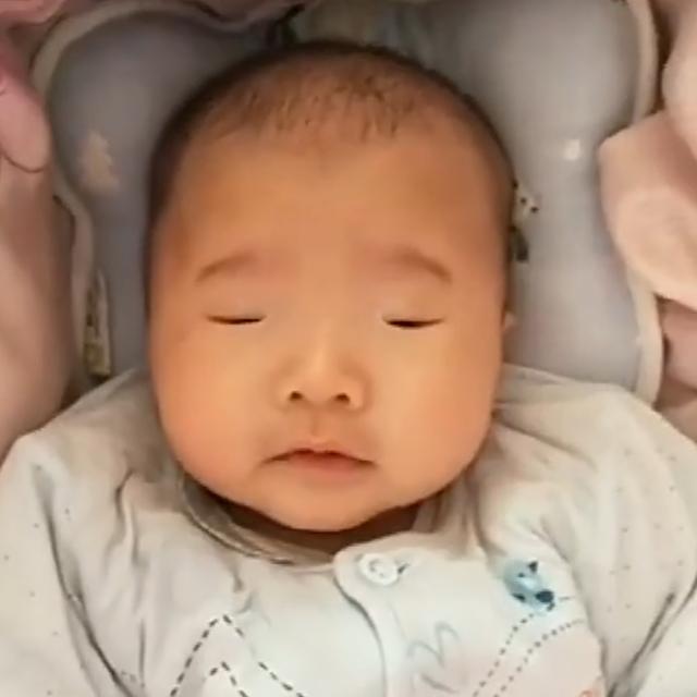 三个月宝宝眼睛很小，妈妈分不清眼睛是否睁开，医生的话太搞笑