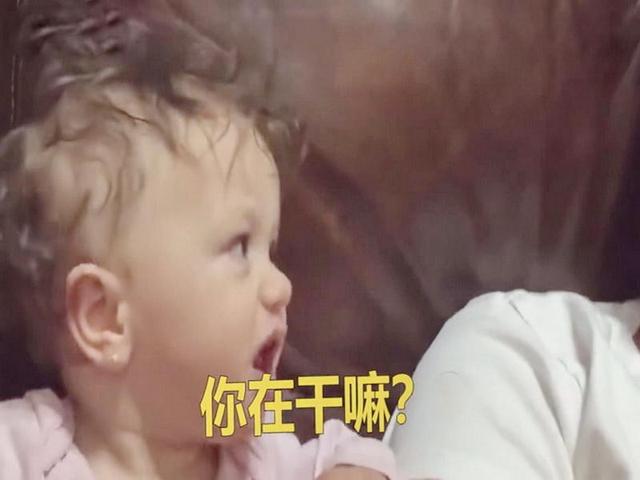 妈妈故意打爸爸，爸爸装哭，宝宝却入戏了，哭得停不下来