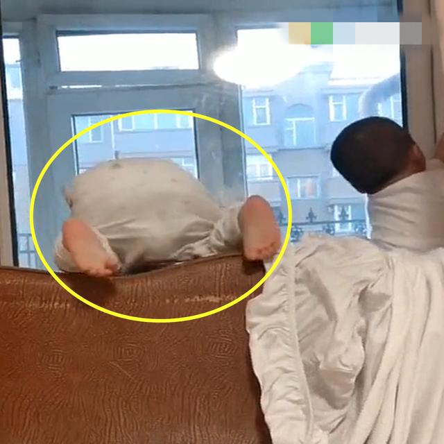 双胞胎趁妈妈不注意,爬到窗台上玩,这一幕让人看起来心惊胆战