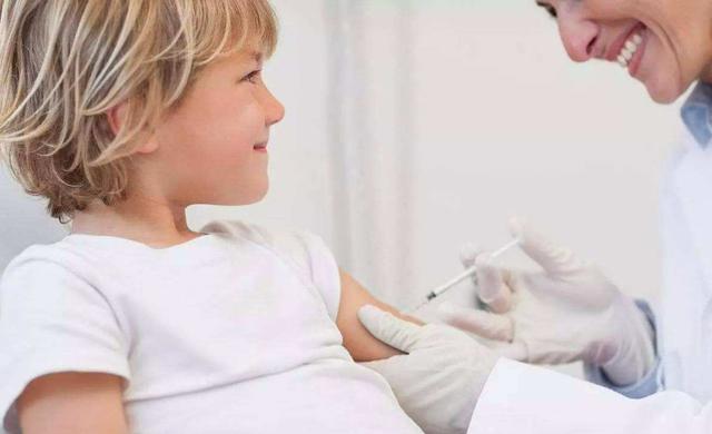 爸爸带儿子去打针,儿子打算用糖果贿赂护士,结果却让人哭笑不得