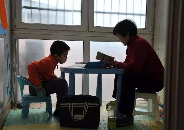 为什么现在更提倡姥姥带娃？姥姥的这3大优势，是奶奶没有的！