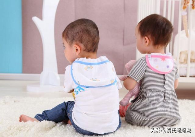 一个让北方人看不懂带娃习惯：南方人往宝宝背后塞毛巾！