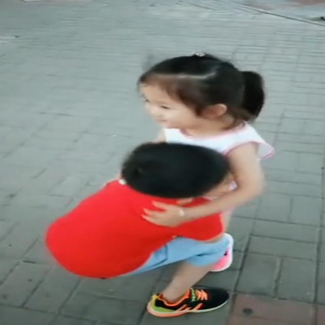 妹妹撒娇要哥哥背，哥哥蹲下后的动作好暖心，网友：别人家的哥哥