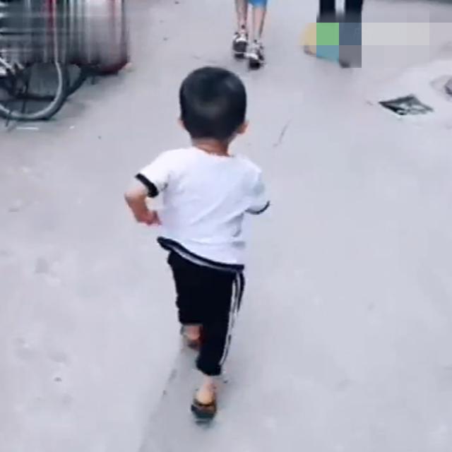 宝宝接舅舅和小姨放学，宝宝接下来的举动，让小姨忍不住要吃醋了